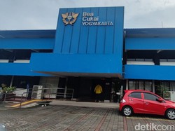 Heboh Kepala Bea Cukai Jogja Foto Bareng Moge di Medsos