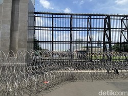 Kawat Berduri Dipasang Depan di Gedung DPR Jelang Demo Perppu Ciptaker