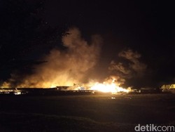 Kebakaran Ludeskan Seluruh Bangunan Pabrik Kasur di Cirebon