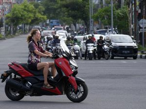 Pemprov Bali Pasang Baliho Imbauan Buat Bule: Dilarang Bekerja-Tertib Lalin Pemprov Bali Pasang Baliho Imbauan Buat Bule: Dilarang Bekerja-Tertib Lalin