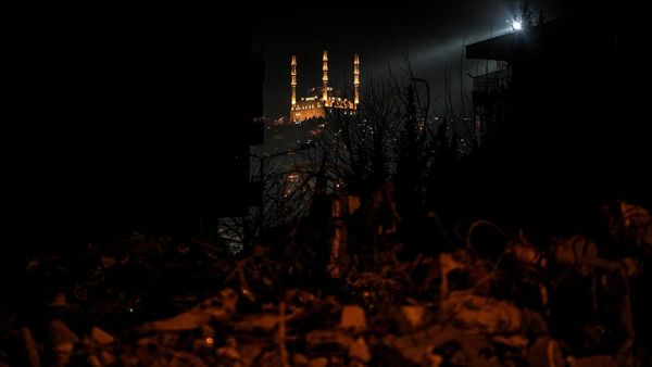Kelamnya Malam di Turki Setelah Gempa Dahsyat