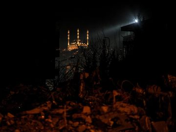Kelamnya Malam di Turki Setelah Gempa Dahsyat