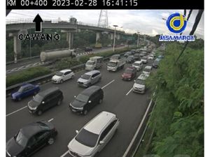 Ada Pohon Tumbang, Tol Jagorawi Arah Kali Cipinang Macet Ada Pohon Tumbang, Tol Jagorawi Arah Kali Cipinang Macet