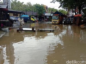 Banjir Setengah Meter, Jalan Jakenan-Winong Pati Ditutup Warga