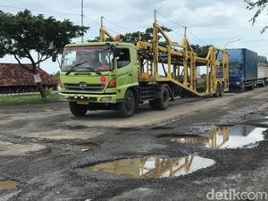 Gus Mus Sentil Ganjar soal Jalur Pantura Timur, Jalan di Kaliori Rusak Parah