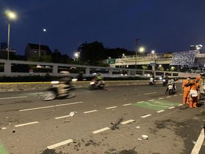 Massa Tolak Perppu Ciptaker Bubar, Lalin di Depan DPR Kembali Normal Massa Tolak Perppu Ciptaker Bubar, Lalin di Depan DPR Kembali Normal