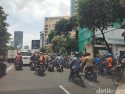 Lalin Jalan Basuki Rahmat Surabaya Tersendat Karena Pedemo Lewat