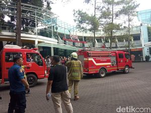 Saat Pegawai Mal di Bandung Dilatih Antisipasi Kebakaran