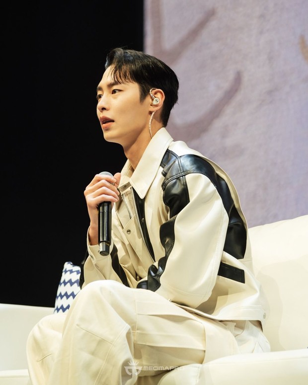 Lee Jae Wook memberikan hadiah spesial untuk fansnya di Indonesia/Foto: Instagram.com/mecimapro Lee Jae Wook memberikan hadiah spesial untuk fansnya di Indonesia