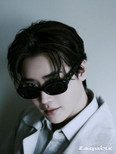 Lee Jong Suk untuk Esquire Korea