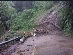 Tertimbun Material Longsor, Akses Malang-Kediri-Blitar Tertutup