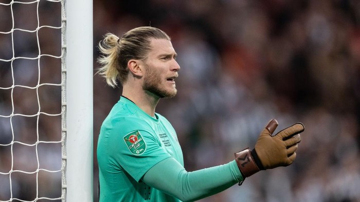 LONDON, ENGLAND - FEBRUARY 26: Newcastle Uniteds Loris Karius gestures during the Carabao Cup Final match between Manchester United and Newcastle United at Wembley Stadium on February 26, 2023 in London, England. (Photo by Andrew Kearns  - CameraSport via Getty Images)