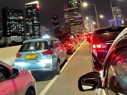 JLNT Casablanca Jaksel Macet Parah, Warga Turun dari Taksi Lalu Jalan Kaki