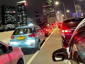 JLNT Casablanca Jaksel Macet Parah, Warga Turun dari Taksi Lalu Jalan Kaki JLNT Casablanca Jaksel Macet Parah, Warga Turun dari Taksi Lalu Jalan Kaki