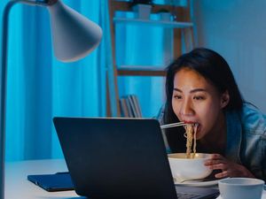 4 Alasan Mengapa Makan Malam Bisa Bikin Gemuk 4 Alasan Mengapa Makan Malam Bisa Bikin Gemuk