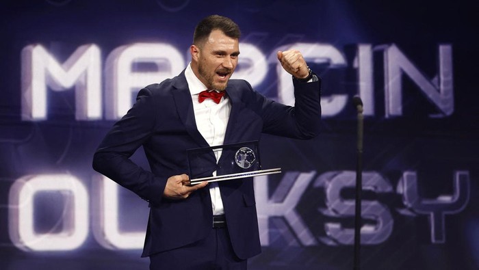 Soccer Football - The Best FIFA Football Awards - Salle Pleyel, Paris, France - February 27, 2023 Marcin Oleksy receiving the Puskas Award during the Best FIFA Football Awards REUTERS/Sarah Meyssonnier