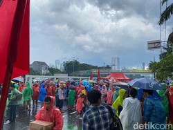 Massa Demo Tolak Perppu Ciptaker Bertahan di Depan DPR Meski Hujan Deras
