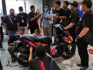 Tips Pasang Stiker Motor Biar Ujungnya Tak Cepat Melenting