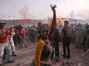 Seru Banget! Perang Tepung Warna-warni di Yunani