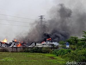 Lebih dari 10 Jam, Api Masih Berkobar di Pabrik Kasur Cirebon