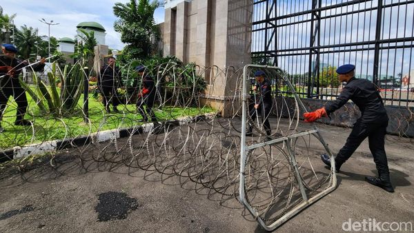 Pagar Kawat Berduri Dipasang Jelang Demo Perppu Ciptaker di DPR