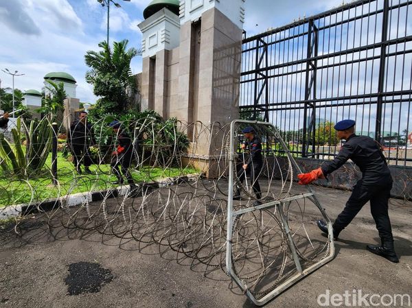 Pagar Kawat Berduri Dipasang Jelang Demo Perppu Ciptaker di DPR
