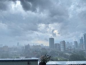 Hujan Disertai Angin Kencang Terjadi di Jakarta