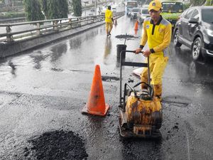Pancoran Arah Cawang Berlubang, Pasukan Kuning Datang Menambal
