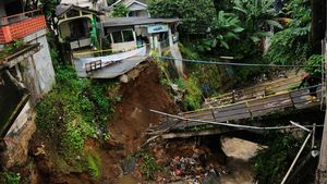 Penampakan Jembatan di Bogor Ambruk Diterjang Arus Sungai