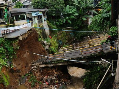 Penampakan Jembatan di Bogor Ambruk Diterjang Arus Sungai