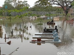 Drainase Buruk, Makam Terendam Banjir di Pekandangan Jaya Indramayu