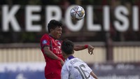 Pesepak bola Arema FC Dedik Setiawan (kiri) berebut bola dengan pesepak bola Persik Kediri Al Hamra Hehanussa (kanan) pada pertandingan Liga 1 di Stadion PTIK, Jakarta, Selasa (28/2/2023).