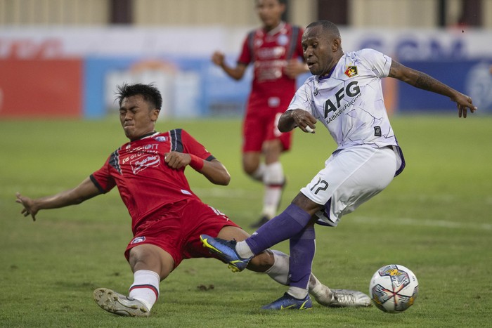 Pesepak bola Arema FC Rizky Dwi Febrianto (kiri) menghadang tembakan pesepak bola Persik Yohanes Ferdinando Pahabol (kanan) pada pertandingan Liga 1 di Stadion PTIK, Jakarta, Selasa (28/2/2023). Persik Kediri menang 3-2 atas Arema FC. ANTARA FOTO/Wahyu Putro A/rwa.