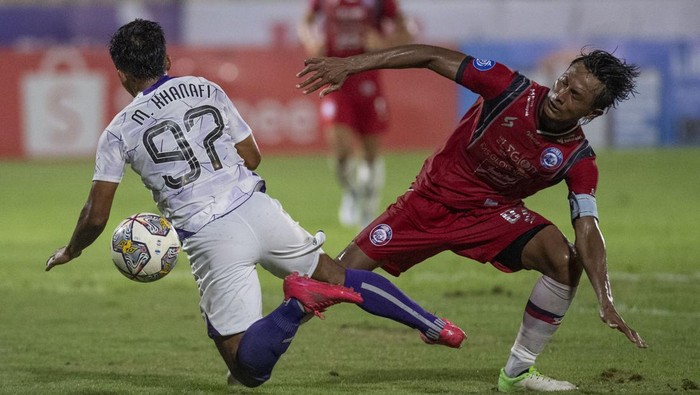 Pesepak bola Arema FC Rizky Dwi Febrianto (kiri) menghadang tembakan pesepak bola Persik Yohanes Ferdinando Pahabol (kanan) pada pertandingan Liga 1 di Stadion PTIK, Jakarta, Selasa (28/2/2023). Persik Kediri menang 3-2 atas Arema FC. ANTARA FOTO/Wahyu Putro A/rwa.