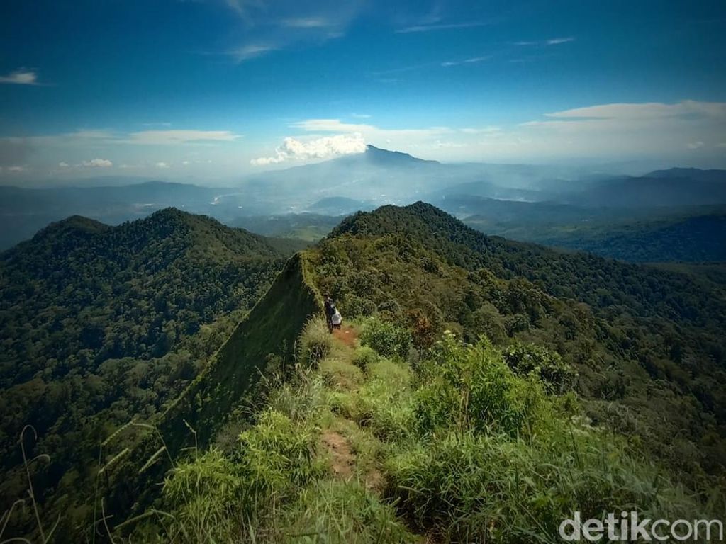 Menatap Eloknya Tanah Jawa Barat dari Puncak Gunung Kerenceng