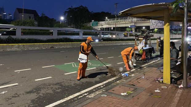 Petugas PPSU mulai bersihkan sampah di depan DPR (Devi-detikcom)