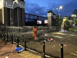 Massa Demo Bubar, Pasukan Oranye Mulai Singkirkan Sampah di Depan DPR