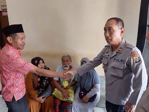 Lansia Pembawa Uang Tunai Rp 43 Juta Dipulangkan ke Keluarganya Lansia Pembawa Uang Tunai Rp 43 Juta Dipulangkan ke Keluarganya