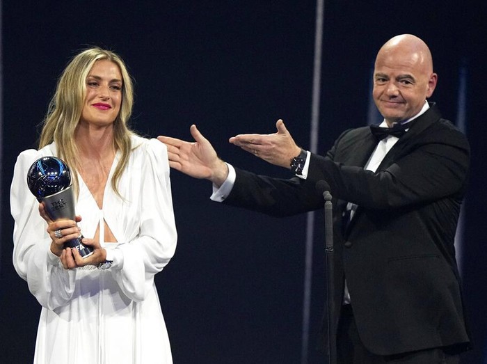 Spain's Alexia Putellas receives the Best FIFA Women's player award from FIFA president Gianni Infantino during the ceremony of the Best FIFA Football Awards in Paris, France, Monday, Feb. 27, 2023. (AP Photo/Michel Euler)