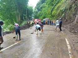 Akses Malang-Kediri Masih Tertutup Longsor, Antrean Kendaraan Mengular 2 KM