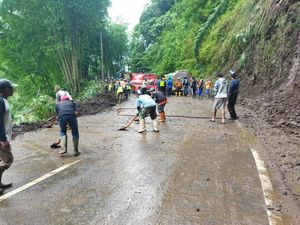 Akses Malang-Kediri Masih Tertutup Longsor, Antrean Kendaraan Mengular 2 KM Akses Malang-Kediri Masih Tertutup Longsor, Antrean Kendaraan Mengular 2 KM