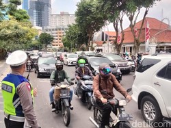 Buruh Demo di Grahadi, Lalin Gubernur Suryo Macet!