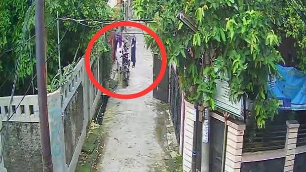 Rekaman CCTV detik-detik dua wanita tewas dicor di Bekasi masuk ke dalam rumah.