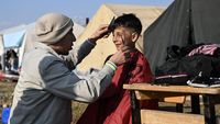 Relawan di Turki Buka Jasa Potong Rambut Gratis untuk Korban Gempa