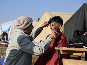 Relawan di Turki Buka Jasa Potong Rambut Gratis untuk Korban Gempa