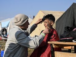 Relawan di Turki Buka Jasa Potong Rambut Gratis untuk Korban Gempa Relawan di Turki Buka Jasa Potong Rambut Gratis untuk Korban Gempa