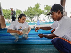 Nelayan Pendukung Ganjar Bersihkan Sampah di Pantai Sumberanyar Jatim