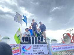 Ikut Demo di Depan DPR, Rocky Gerung Desak Perppu Ciptaker Dibatalkan