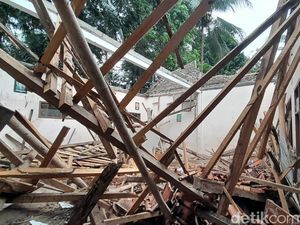 Bruk!! Atap Ruangan MTs di Pangandaran Ambruk Akibat Hujan Deras