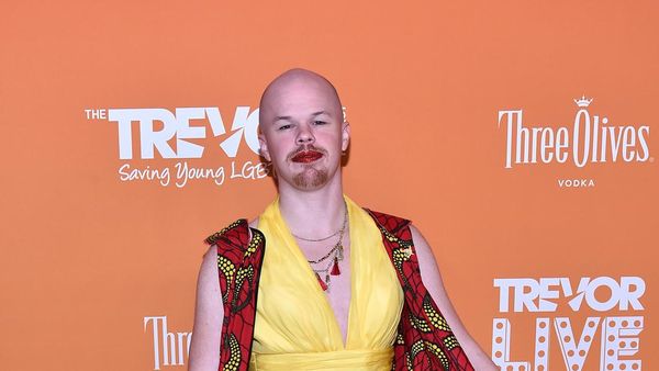 7 Foto Eks Pejabat Nuklir Non Biner yang Pakai Dress Curian ke Acara Formal